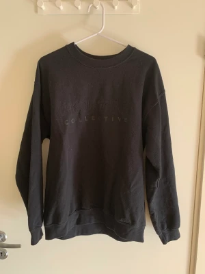 Poetic collective tröja - En fin svart tröja med subtilt tryck