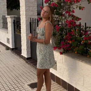 Blommig klänning  - Blommig klänning🌸