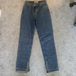 Superfina jeans med slits från NA-KD! Knappt använda då de va lite små för mig. Jag har sprättat upp jeansen längst ner där av sänkt pris! Skriv vid intresse/frågor💕 