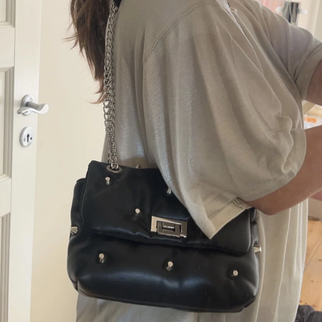 Svart väska med nitar - 90