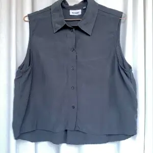 En matt svart ärmlös skjorta från Weekday S