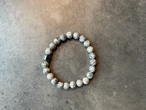 Pärlarmband - Stilrent armband som passar till allt. Har du någon fråga eller vill ha fler bilder är det bara att skicka ett meddelande. Har även liknande fast lite mörkare färg.