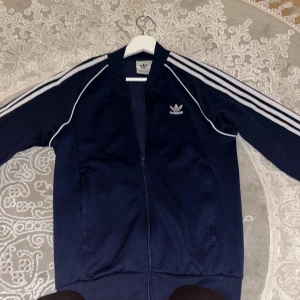 Adidas kofta sill Salu - Tja jag säljer en blå trendig Adidas kofta vid storlek S använd 2-3 ggr och är i perfekt skick.