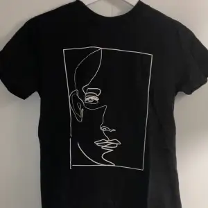 Svart snygg t-shirt från MQ i storlek XS. Säljer för 50kr💖