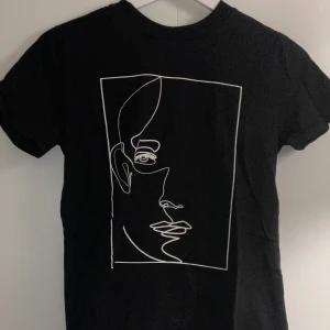 T-Shirt - Svart snygg t-shirt från MQ i storlek XS. Säljer för 50kr💖