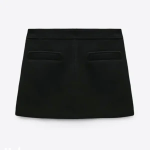 Zara kjol - Så snygg trendig kjol från zara med fake fickor. Helt i nyskick med prislapp kvar och är slutsåld/finns inte kvar online. Nypris 400!