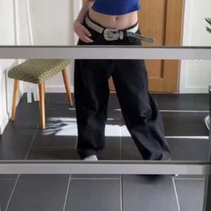 Big boys - Säljer mina big boy jeans, välanvända men fortfarande okej skick, de är nedtrampade (se bild)  De är uppsydda men är fortfarande ganska långa på mig som är 159 men det funkar.  500kr använd gärna köp nu 