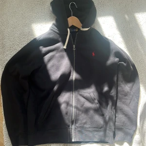 Polo Ralph lauren zip hoodie - Storlek L  Sällan använd Köpt på polo Ralph lauren butik i USA