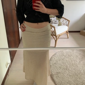 Långkjol med paljetter  - Långkjol med paljetter från &OtherStories, underkjolen gör att den inte är genomskinlig!