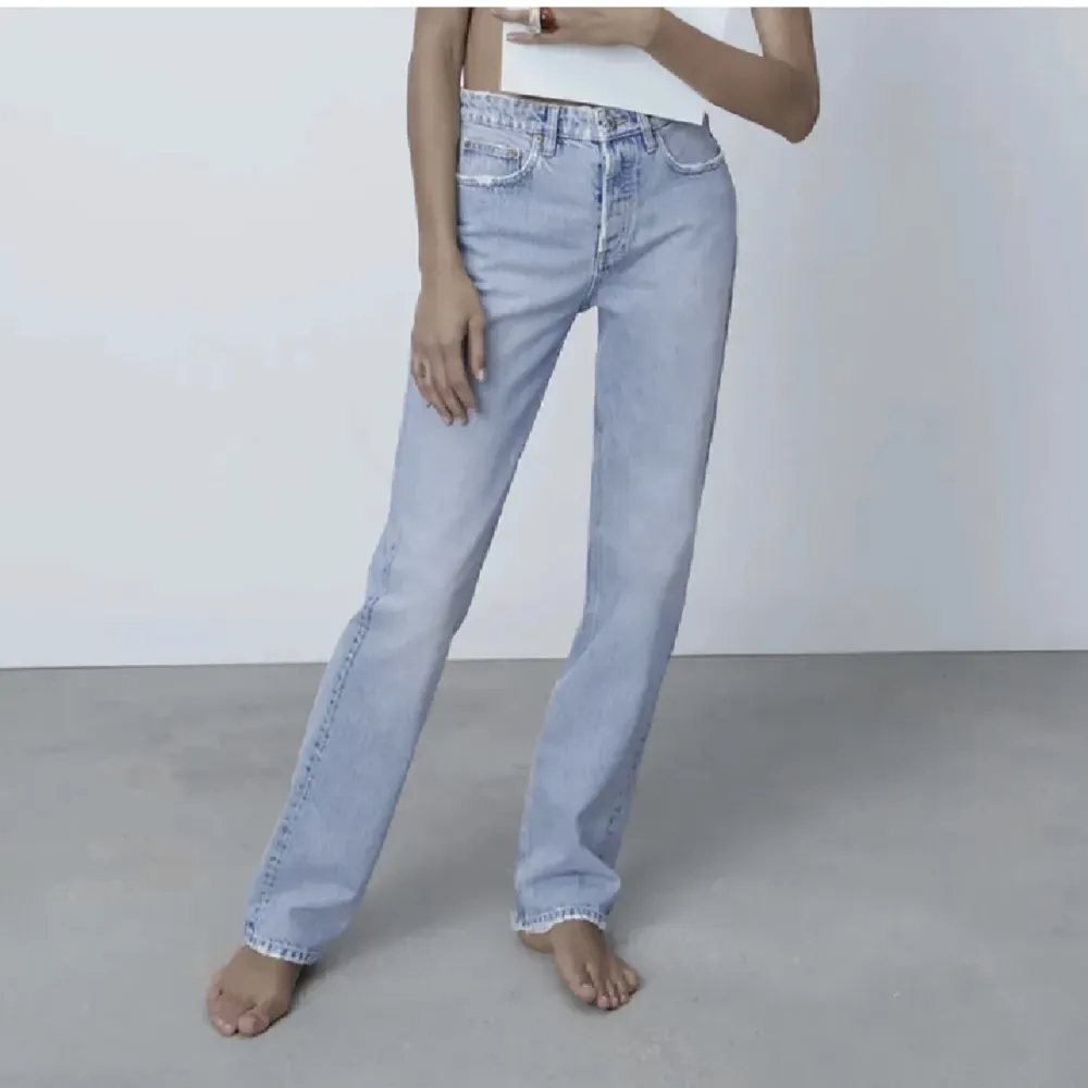 Säljer dessa jeans från zara då de tyvärr inte passar längre. Jag skulle säga att dem är små i storleken, de passar alltså någon med både storlek 34 & 36. Dem är i bra skick och man får betala frakten själv💕🙏🏼. Jeans & Byxor.