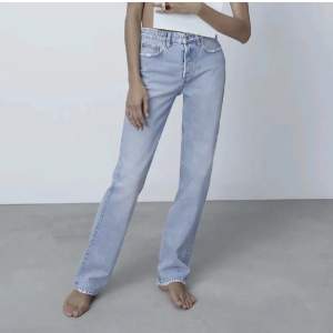 Säljer dessa jeans från zara då de tyvärr inte passar längre. Jag skulle säga att dem är små i storleken, de passar alltså någon med både storlek 34 & 36. Dem är i bra skick och man får betala frakten själv💕🙏🏼