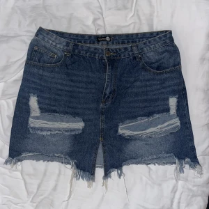 Jeans kjol - Väldigt snygg och bra kvalite. Använt 1 gång (ingen stretch)