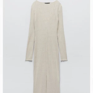 Zara klänning - Säljer denna finsticksde klänning från zara i xs