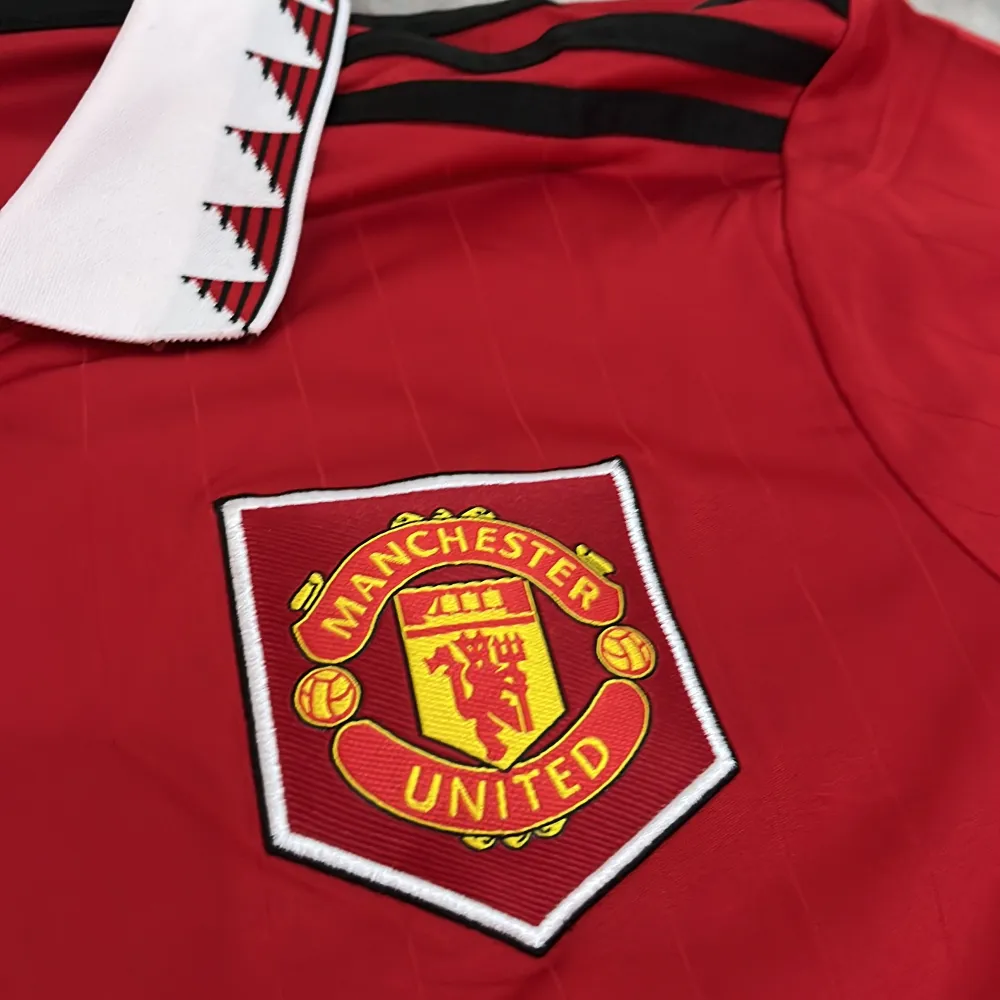 Säljer nu min Manchester United tröja då ja inte använder den, tröjan är oanvänd. T-shirts.