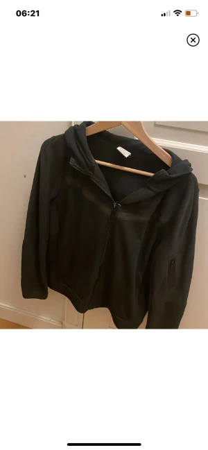 Nike tech fleece - Använder inte längre och växt ur. Bra skick 8/10 och inte sönder nånstans. Pris kan självklart diskuteras