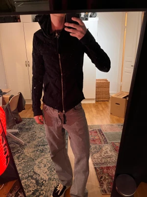 Thom Krom hoodie - Exklusiv hoodie från Thom Krom, inhandlad hos W19. Storlek S men med en oversized, lång passform som lämpar sig väl för dig som bär medium. I fint skick, ett riktigt kap från sitt originalpris på 2500 kr.