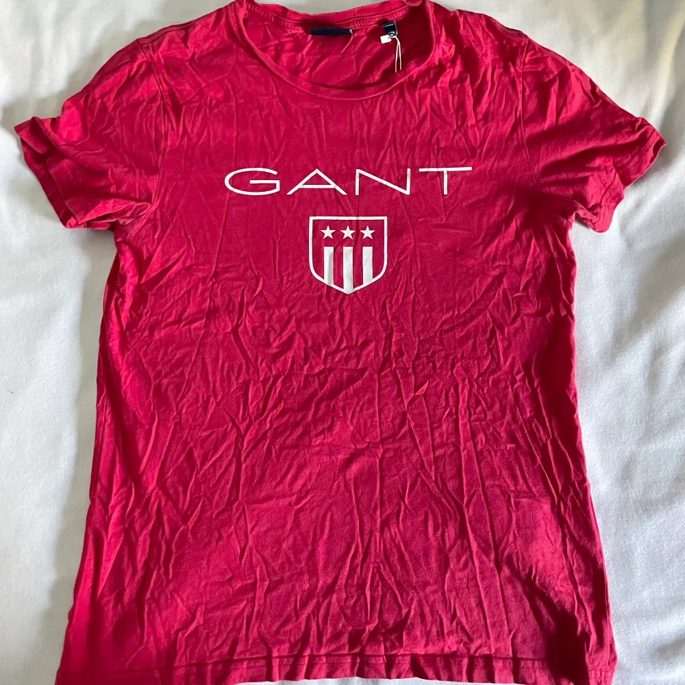 GANT t-shirt  Storlek S 100% bomull Väldigt bra skick. Nypris: 500kr ———————————- Gant t-shirt Size S 100% cotton Very good condition  Bought for: 500kr . Skjortor.