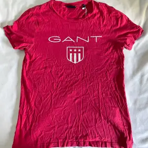 GANT t-shirt  Storlek S 100% bomull Väldigt bra skick. Nypris: 500kr ———————————- Gant t-shirt Size S 100% cotton Very good condition  Bought for: 500kr 