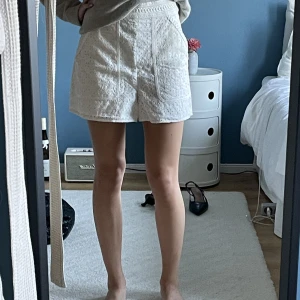 Broderade Zara shorts  - Säljer dessa jättefina shortsen från Zara, helt oanvända!💘