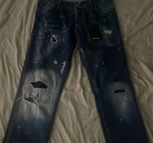 Dsquared2 Jeans 👖 - Säljer mina feta Dsquared2 Jeans då dom har blivit för tighta för mig och inte kommer till användning. Köpt för 5 300 på rea säljer för 800 då jag vill få bort dom snabbt går även att byta mot en palm angels tröja i storlek S