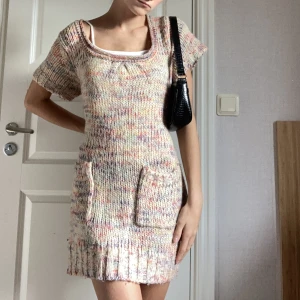 Virkad klänning  - Jätte söt färgglad stickad/virkad klänning med 2 fickor på framsidan. Jätte mysig nu till hösten💗 Köpt från märket Atmosphere🫶🏼 Super fint skick!