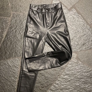 Tajta skinnbyxor - Tajta skinnbyxor från zara. Stretchiga med jättefin passform. Säljer pga för korta (är 179 cm). Dragkedja längst ner som inte syns när den är stängd. Mocka på insidan som gör de väldigt bekväma. Bra skick, knappt använda. 