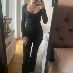 Långärmad tröja - Superfin svart långärmad tröja från Nelly, modellen heter sweetheart ls rib top. Aldrig använd bara testad ☺️