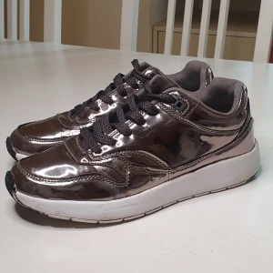 Sneakers - •Mörka silver sneakers som bara står i garderoben •Använda max 4 gånger.  •Jag har 38,5 och den passar perfekt.