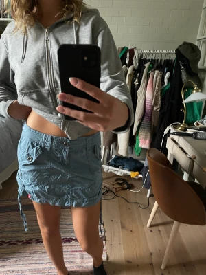 Cargo kjol - Jättefin blå kjol med coola detaljer från esprit💕