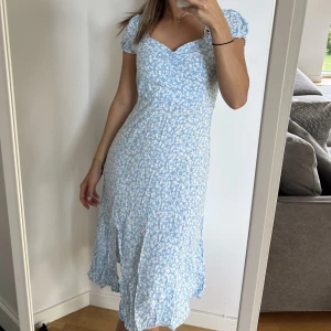 Blommig klänning - Ljusblå blommig klänning ifrån Chiquelle. Super fin. Sparsamt använd