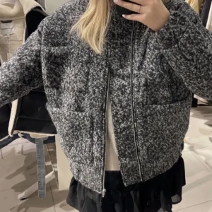 Carin Wester jacka - Jätte fina bomberaktig jacka från Carin Wester. Använd fåtal gånger men är precis som ny. Perfekt höstjacka och när det börjar bli lite kallare ute. Storlek XS vilket passar bra på mig som har S eftersom den är oversize💓