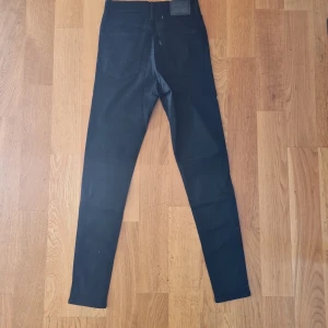 Levis - Helt nya, Mile high Super skinny, strl 27 - Svarta Levis, storlek 27. Mile high super skinny. Helt nya. 