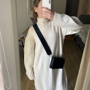 Stickad klänning  - Stickad klänning från HM! Fint skick, storlek S.  250 kr + frakt 🥰