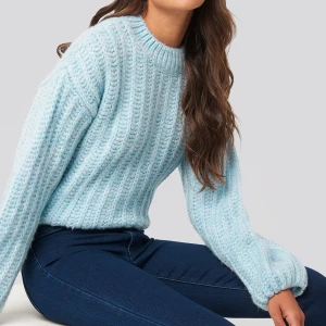 Stickad blå tröja NAKD - Stickad blå gosig tröja från NA-KD, strl S. På hemsidan heter den ”Round Neck Heavy Knit Sweater”, nypris 399 kr 💙🦋 ⚡️FRI FRAKT⚡️