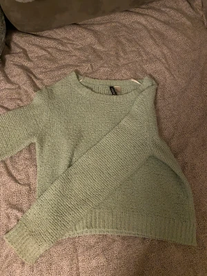 Stickad tröja - Säljer min turkosa stickade tröja från HM🩷I stl M men är den är som i S🩷Säljer pågrund av att den inte kommer till användning🩷