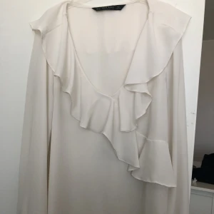 Zara volangblus  - Säljer den här populära volangblusen ifrån Zara, i en benvit färg. Använd ett fåtal gånger. 