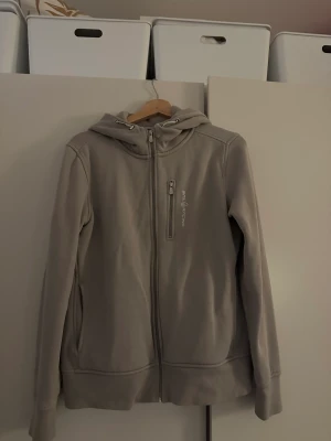 Sail Racing Hoodie - Säljer denna jätte fina sail racing hoodie i en fin grå färg. Inte samma som den orginala gråa