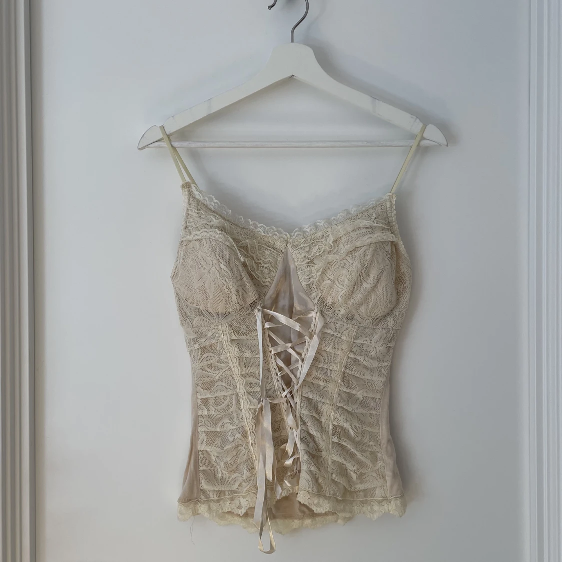 Gräddvitt spetslinne med snörning