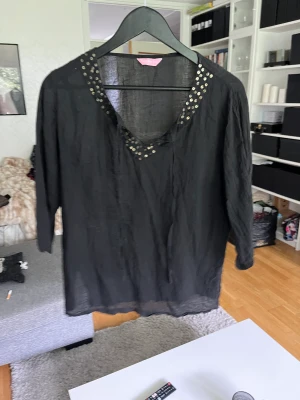 Blus - Använd 1-2 gånger och är i väldigt fint skick