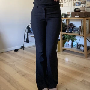 Svarta kostymbyxor från bikbok  - Svarta trendiga kostymbyxor från bikbok i storlek 38. Bra skick!