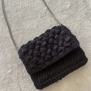 liten väska!  - svart väska från hm använd fåtal gånger  ca 23x20cm 