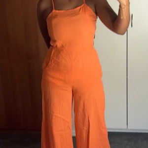 Orange jumpsuit - Jättebra skick, säljer för den passar inte längre 