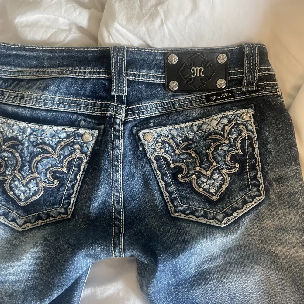 Säljer dessa supersnygga lågmidjade miss me jeans! Dom är avklippta längst ner vid benen och passar mig perfekt som är 173!. Jeans & Byxor.