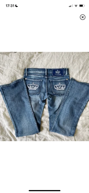 VB jeans - Super fina VB jeans som tyvärr inte kommer till användning så mycket som jag hoppats på,bilder från förra ägaren och jag har sprätt upp de där nere så de ska passa mig (174 ca)❤️går dock lätt att fixa tillbaka om man vill det🥰hör av dig vid frågor
