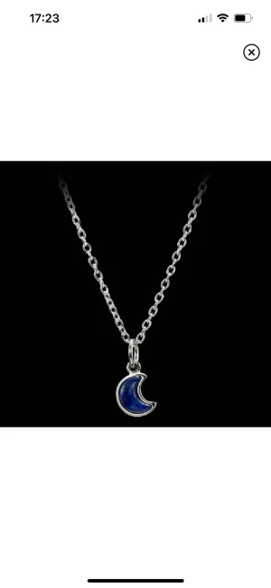 Maria nilsdotter halsband - Jättefint halsband med en blå halvmåne från maria nilsdotter!