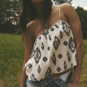 Topp - Säljer den här fina toppen från zara, aldrig använt bara testat💕