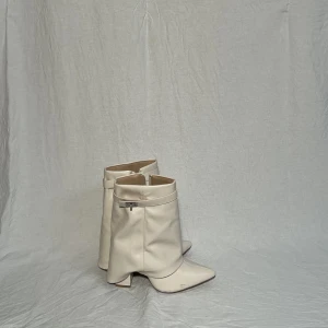 ISABEL MARANT LIKNANDE KLACKAR - säljer dessa perfekta isabelmarant liknande klackar. Storlek 38. Vill egentligen inte sälja men har pengarbrist. 