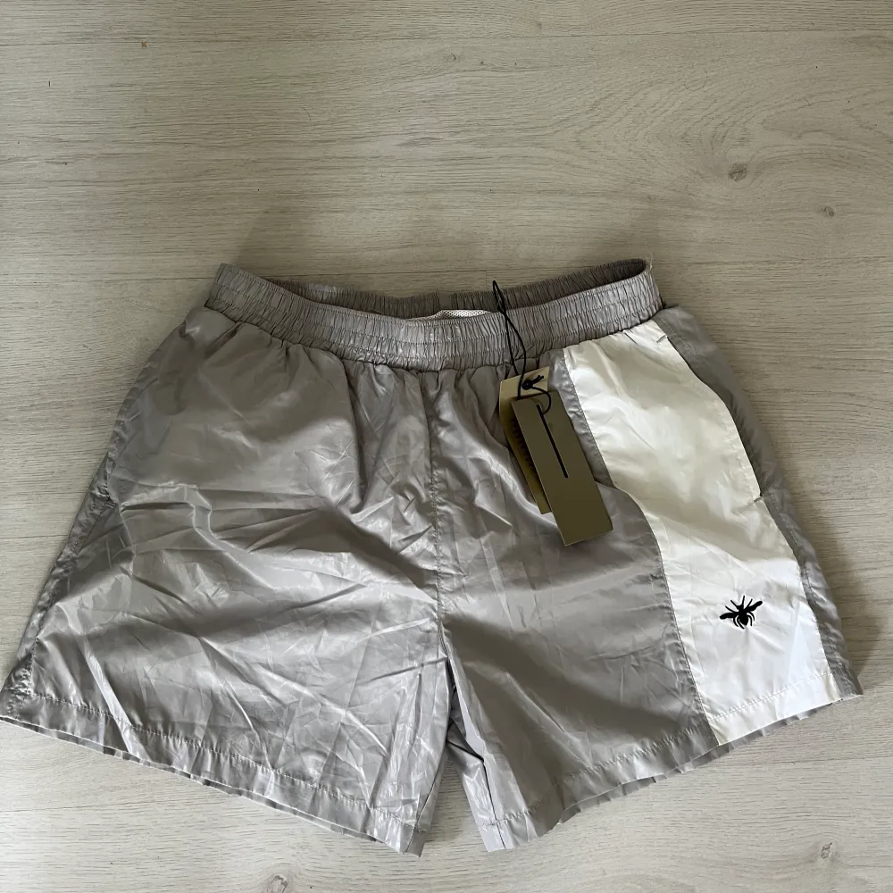 Dior shorts. Kan användas som vanliga eller badshorts. Aldrig använda. Storlek 48 men mer som 46. Shorts.