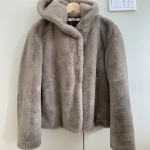 Pälsjacka från Mango - Supermjuk pälsjacka från mango i jättefint skick. 