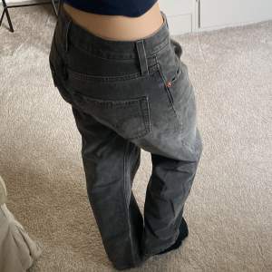 Ett par Levi’s jeans med Midwaist passform. Midjemåttet är 71cm, höfterna är 92cm, benen är 72cm och från midjan och ner är det 98cm.